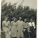 Katharina Jollet mit ihren Kindern vli. Hermann, Maria verh. Schneider, Willi, Josef